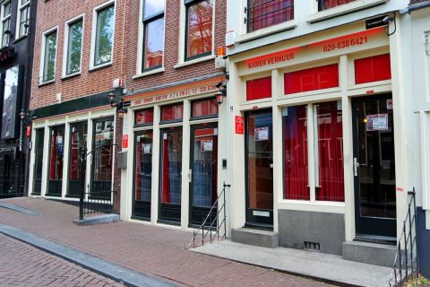 Пустые улицы красных фонарей в Амстердаме