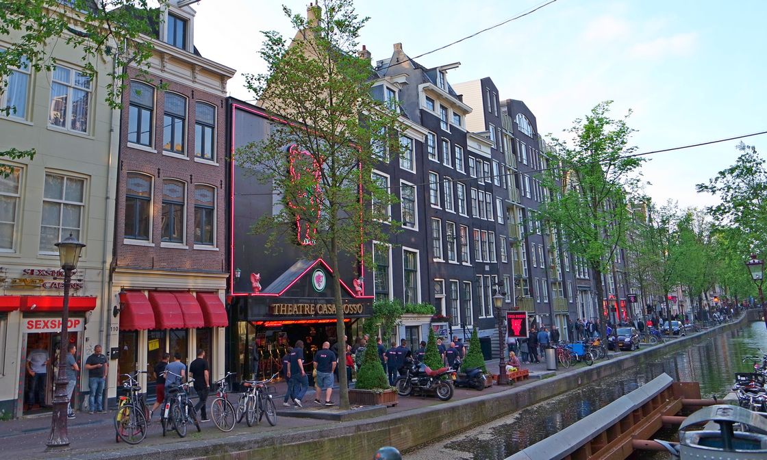 Улица красных фонарей в Амстердаме днем