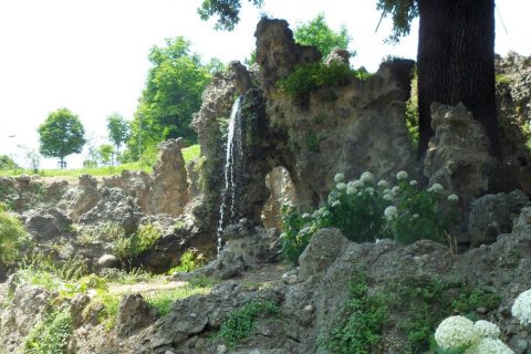Водопад в Средневековая крепости - Турин
