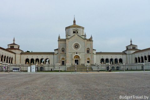 Вход на Монументальное кладбище Милана
