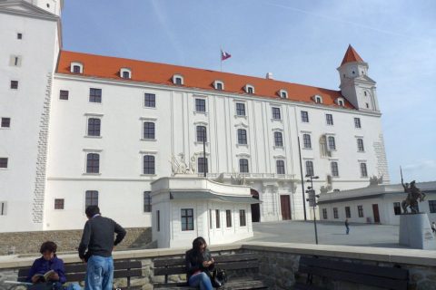 Белоснежный фасад замка