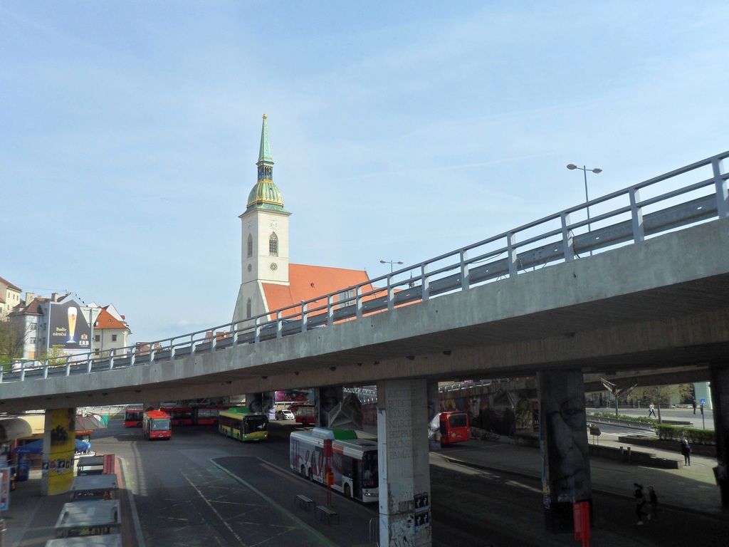 Остановка под мостом через Дунай в Братиславе