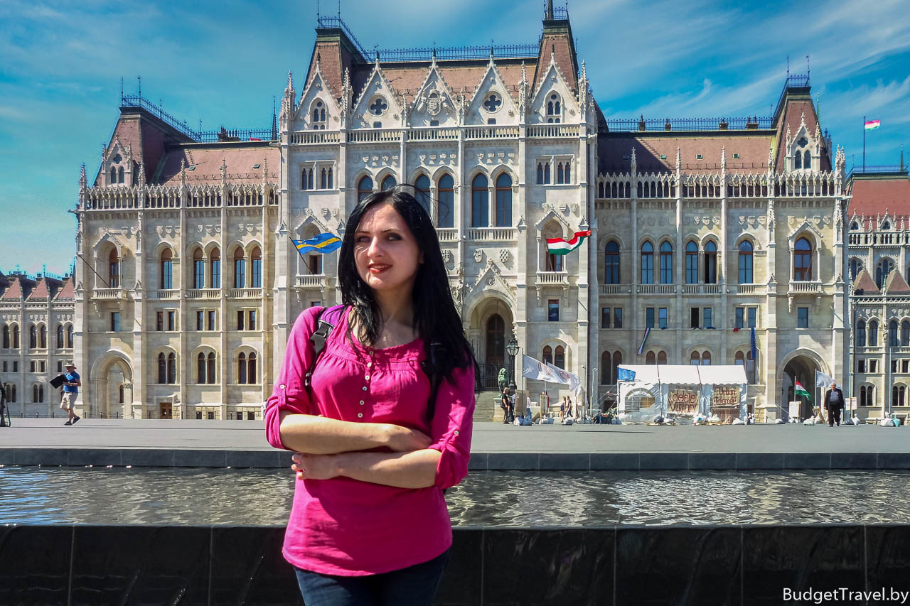 Девушка на фоне Парламента Венгрии