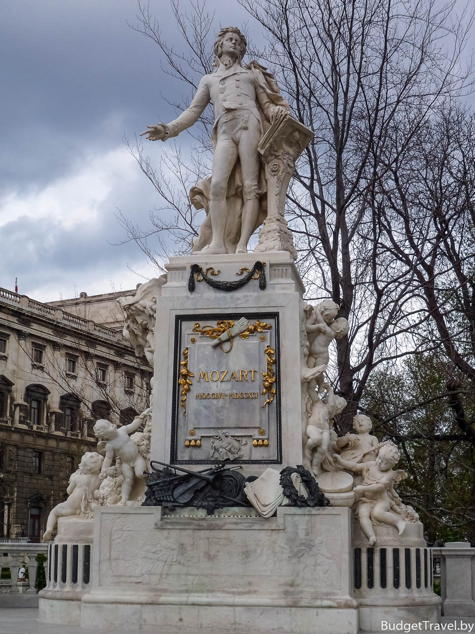 Памятник Вольфгангу Моцарту в Вене