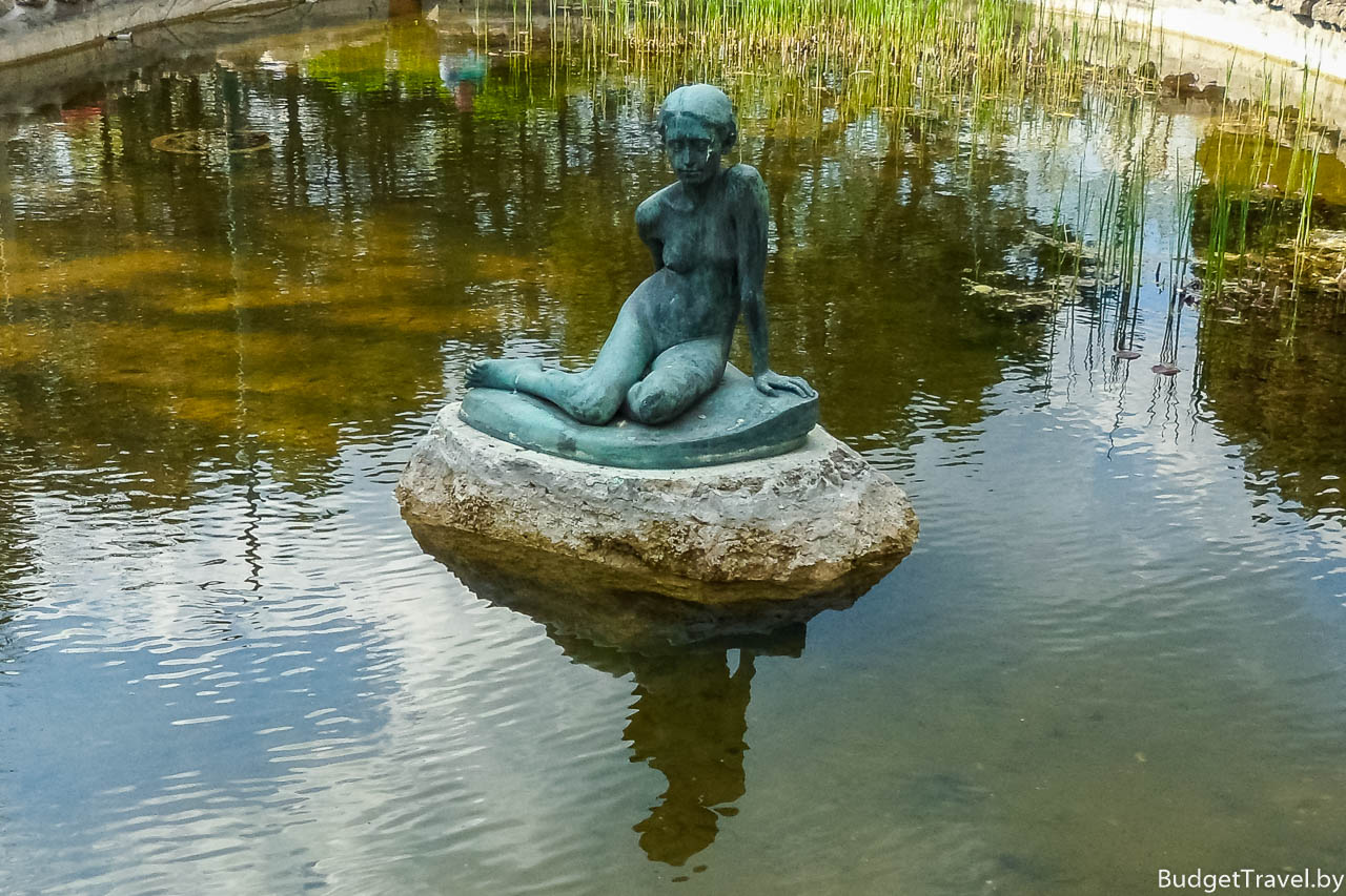 Скульптура Сидящая девушка в Будапеште