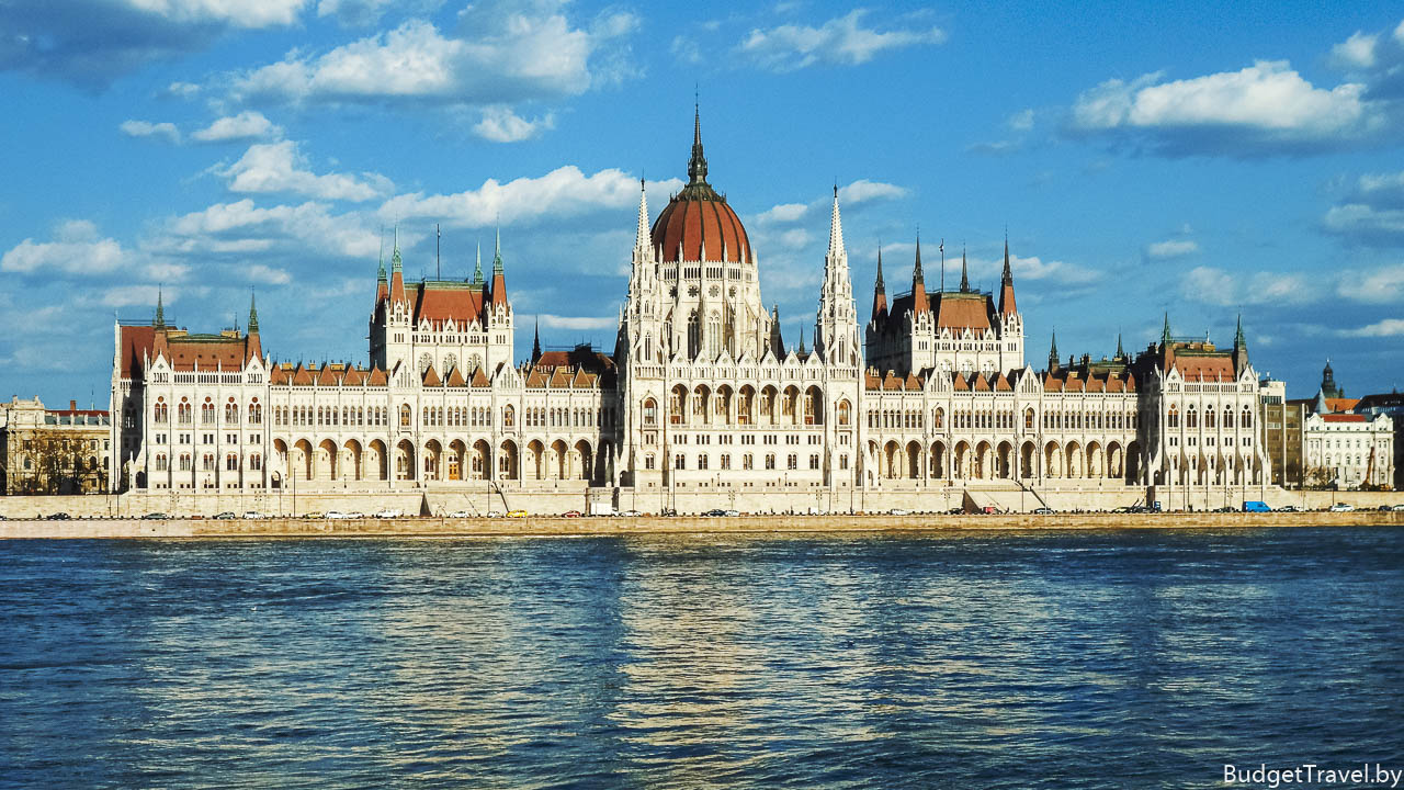 Вид на парламент Венгрии с западного берега Дуная