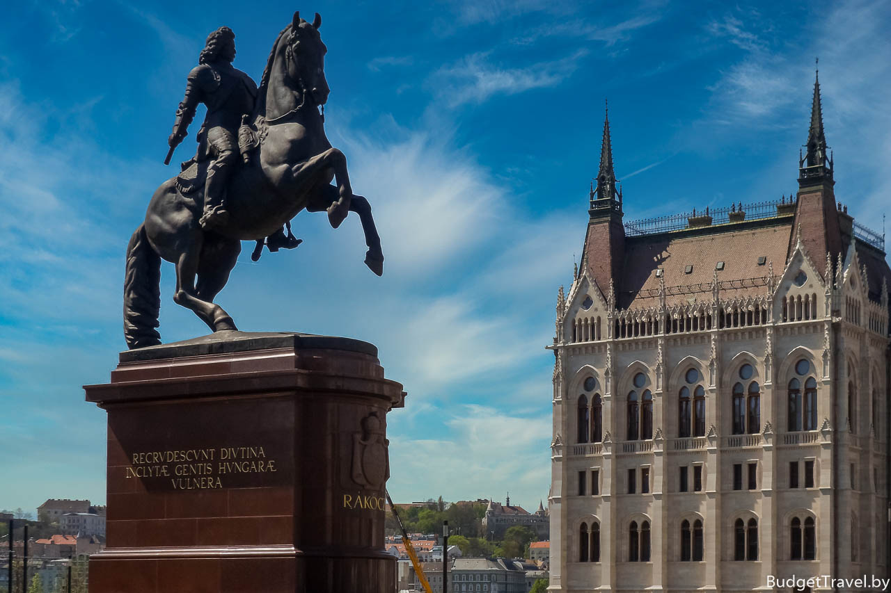 Здание парламента Венгрии и статуя Ференца II Ракоци
