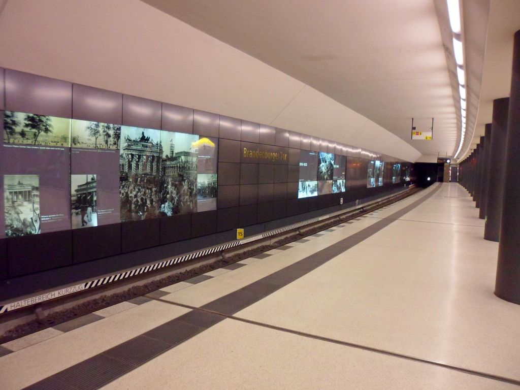 Станция метро Brandenburger Tor