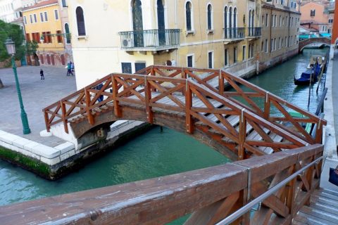 Деревянный мост через канал в Венеции