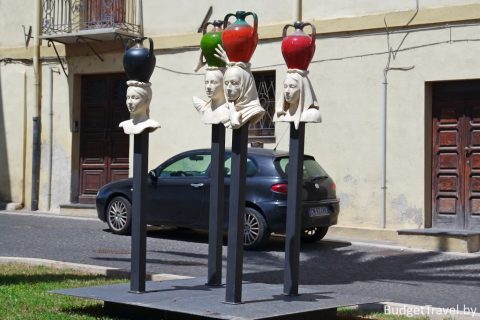 Декорации из Кувшинов в Ористано