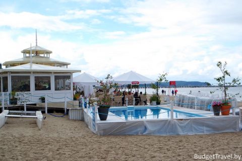 Кафе с бассейном на пляже Сопот