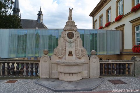 Памятник-фонтан Мишелю Роданже