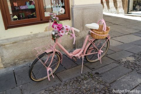Детский розовый велосипед в Альгеро