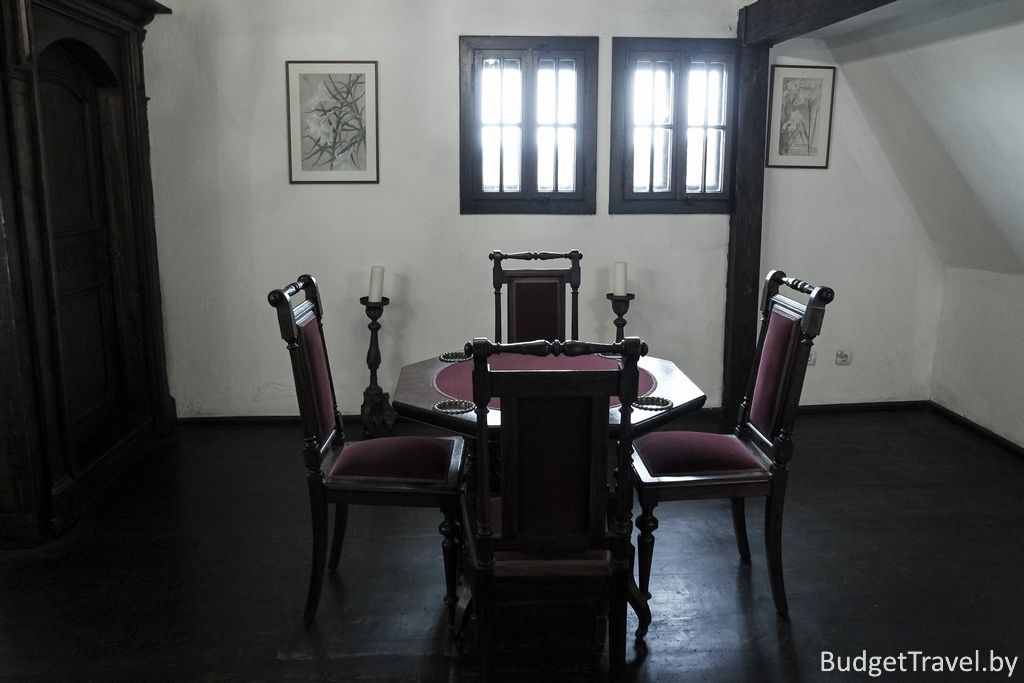 Замок Бран - Комната со стульями и столом