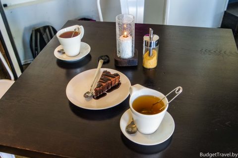 Десерт и чай в кафе Таллина