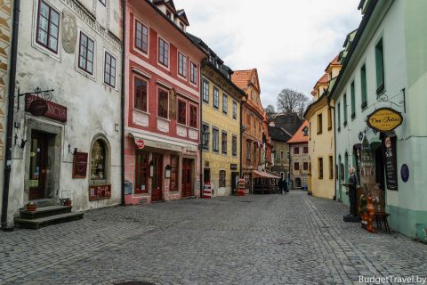 Каменная пешеходная улица в старом городе