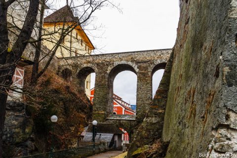 Каменный мост через оборонительный ров в старый город