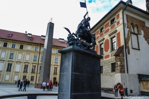 Обелиск на Пражском граде и Статуя св.Георгия
