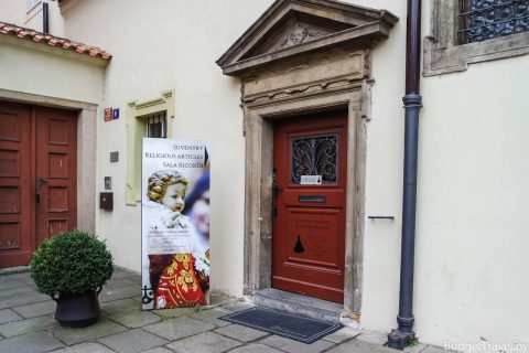 Церковь Богородицы Торжествующей в Праге - Магазин