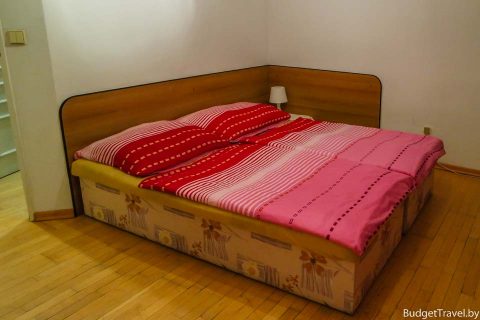 Кровать в снятой квартире в Брно
