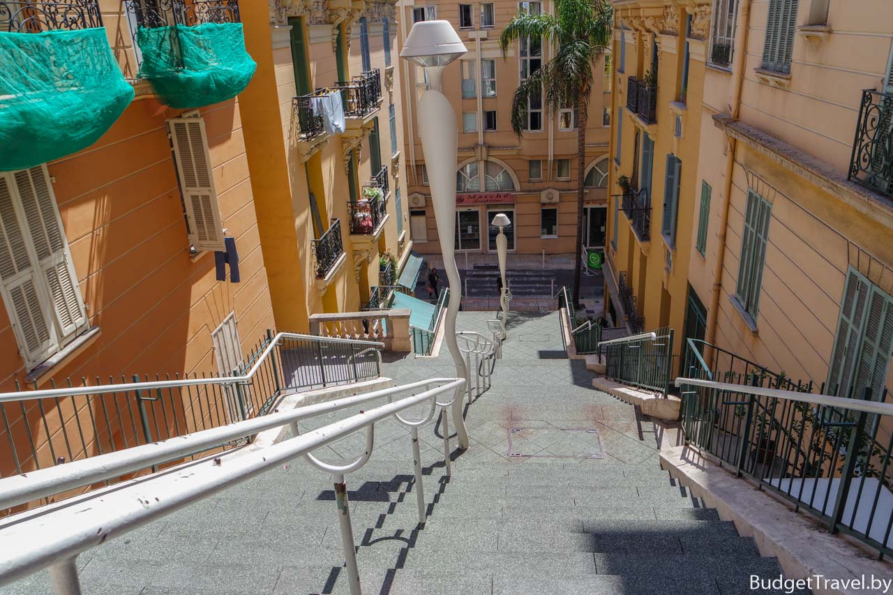 Лестницы между улицами в Монако