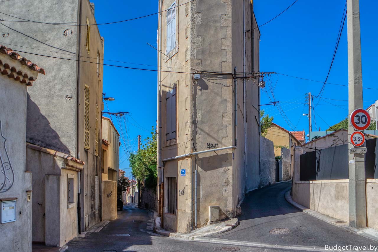 Жилая узкая улица в Марселе