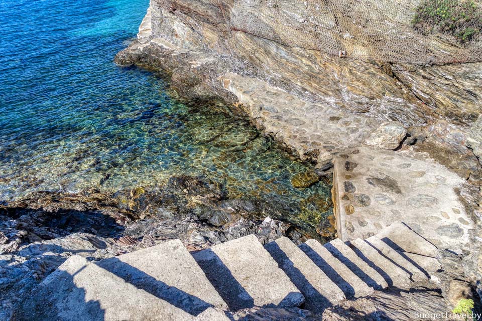 Каменная лестница на пляже