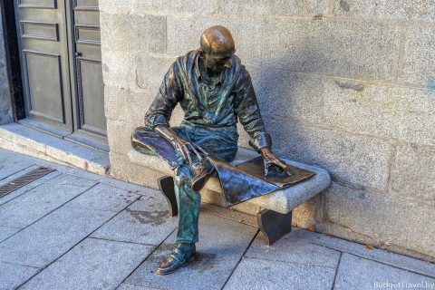 Памятник Читающий газету человек в Мадриде