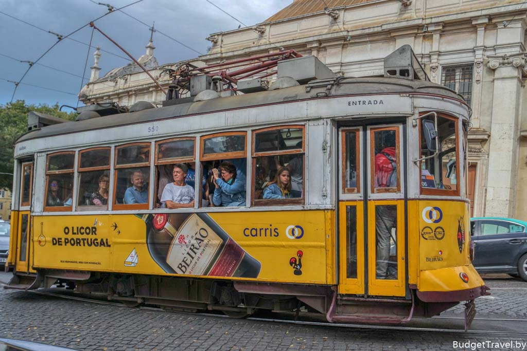 Переполненный 28 трамвай в Лиссабоне
