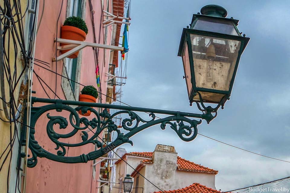 Старый фонарь на улицах Лиссабона