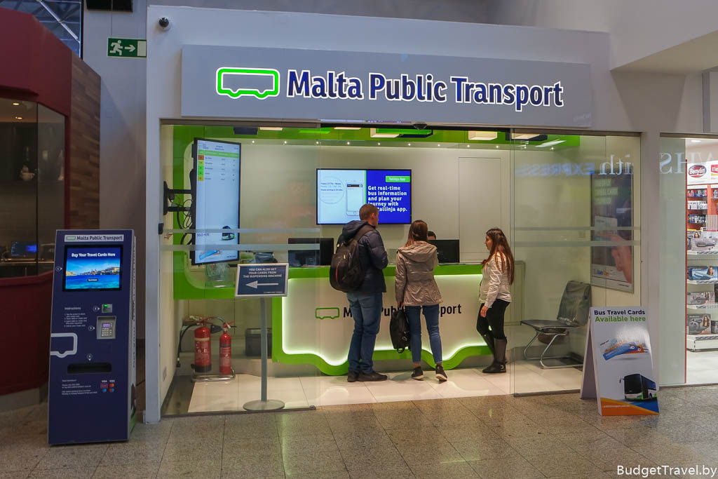Cтойка городского транспорта в аэропорту Мальты