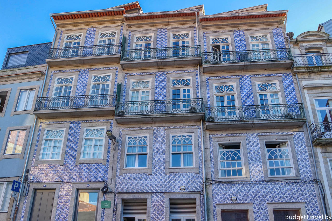 Плитка Азулежу на домах в Порту