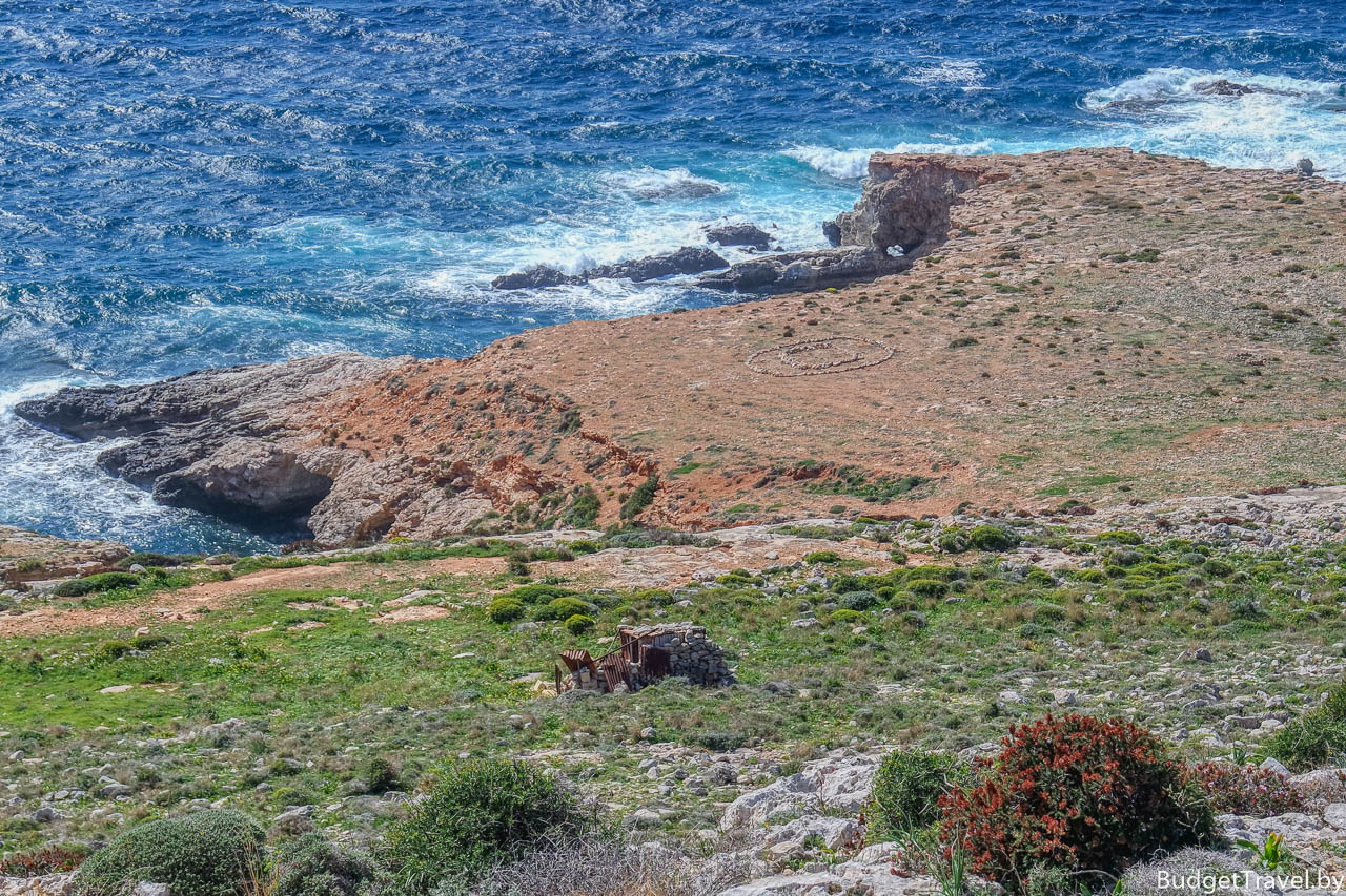 Скалы и море на Мальте возле Хаджар Ким
