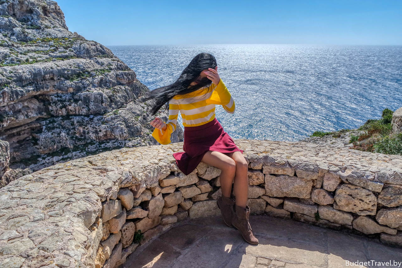 Туристка возле Голубого грота, Мальта
