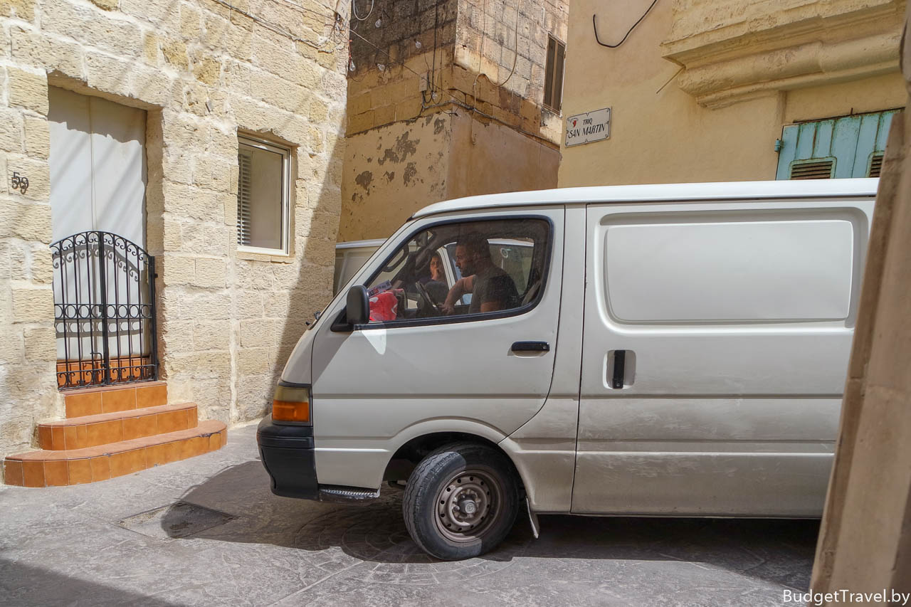Две машины на узкой улице на Мальте