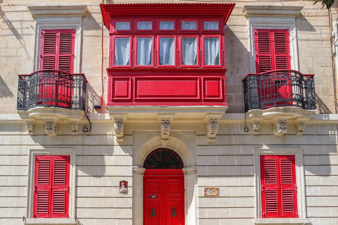 Красные балконы и дверь, Рабат, Мальта