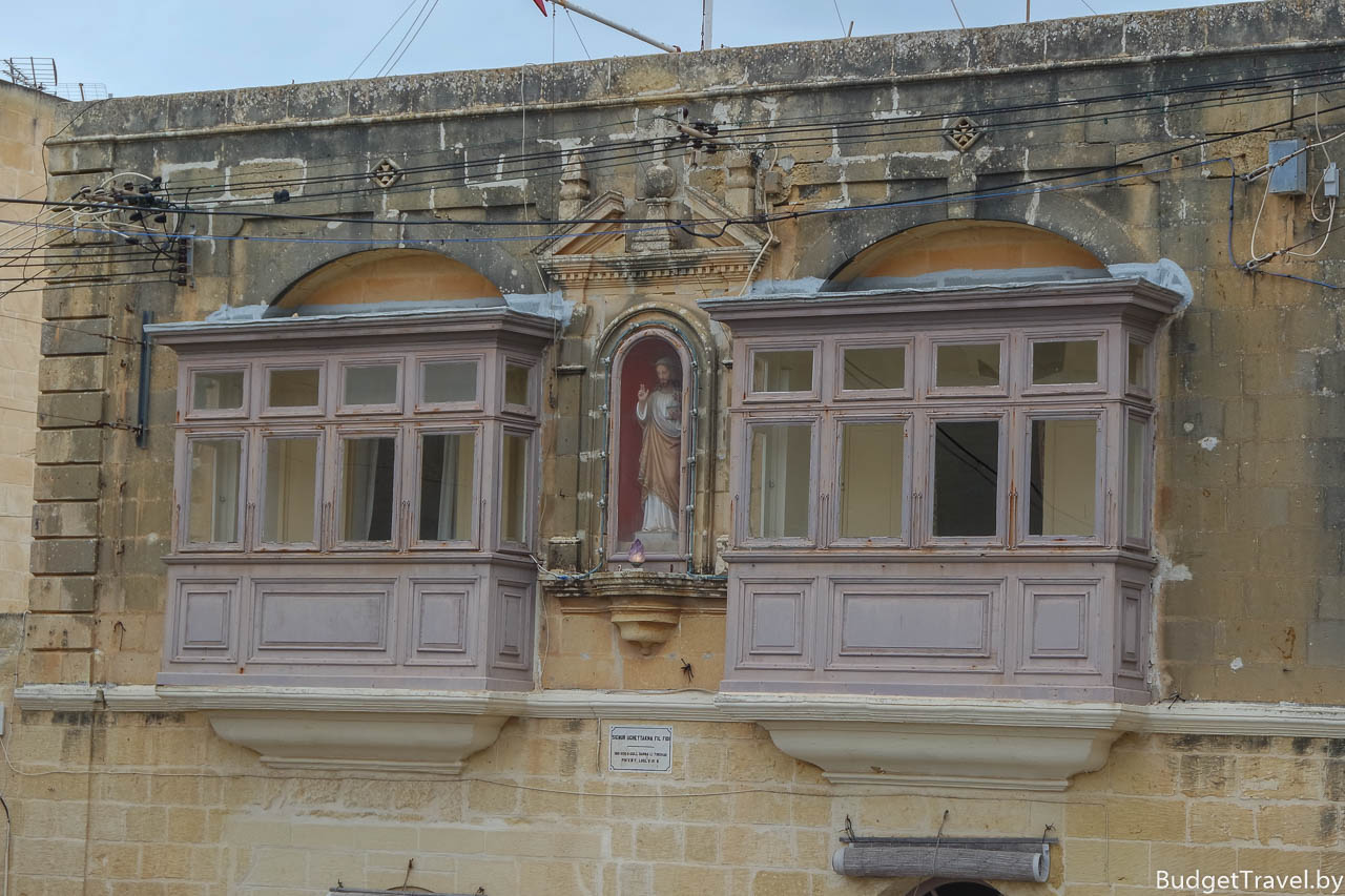 Мальтийские балконы и статуя Иисуса, Надур, Гозо