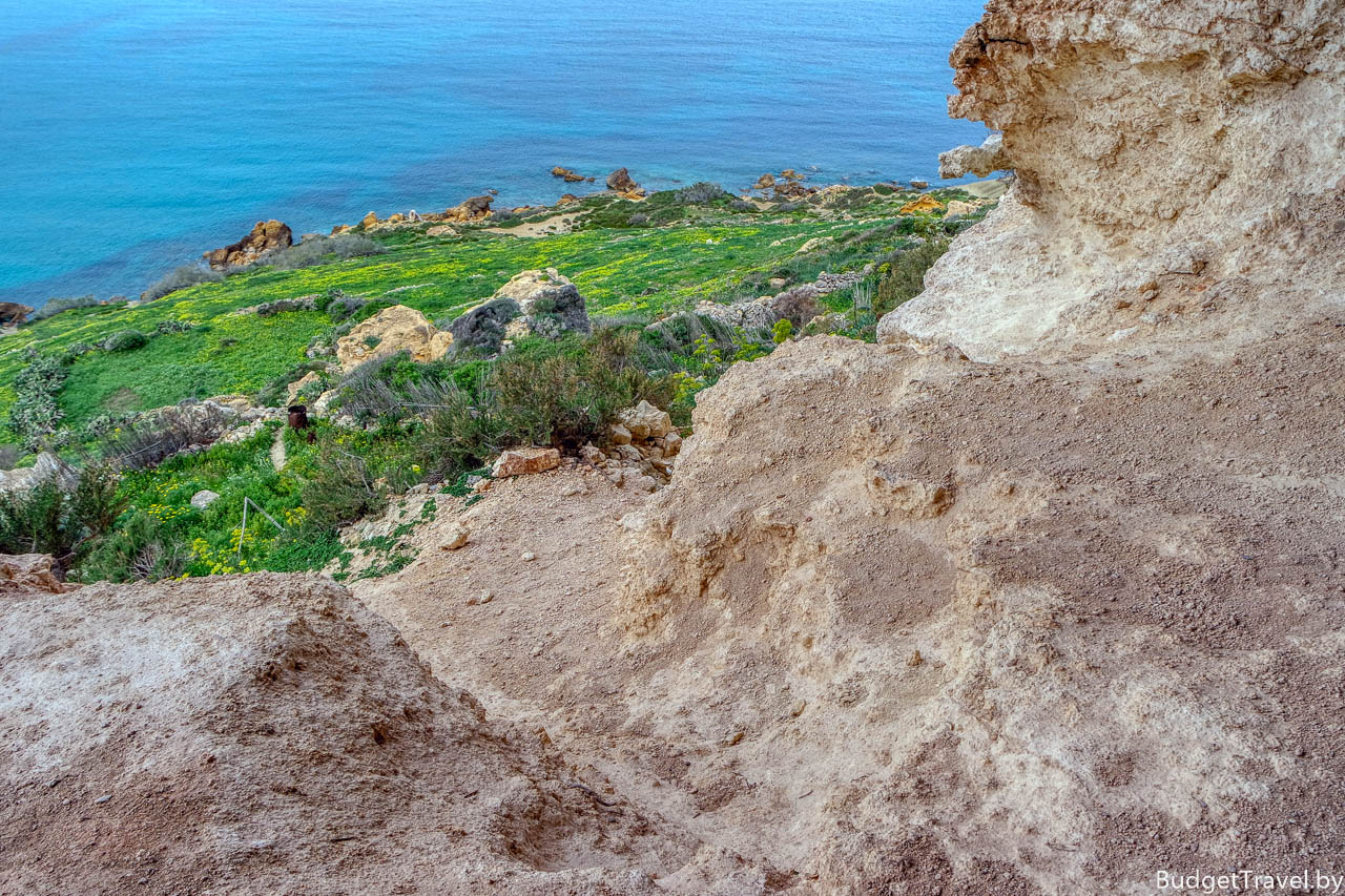 Спуск в пещеру Tal Mixta Cave к пляжу Ramla Bay