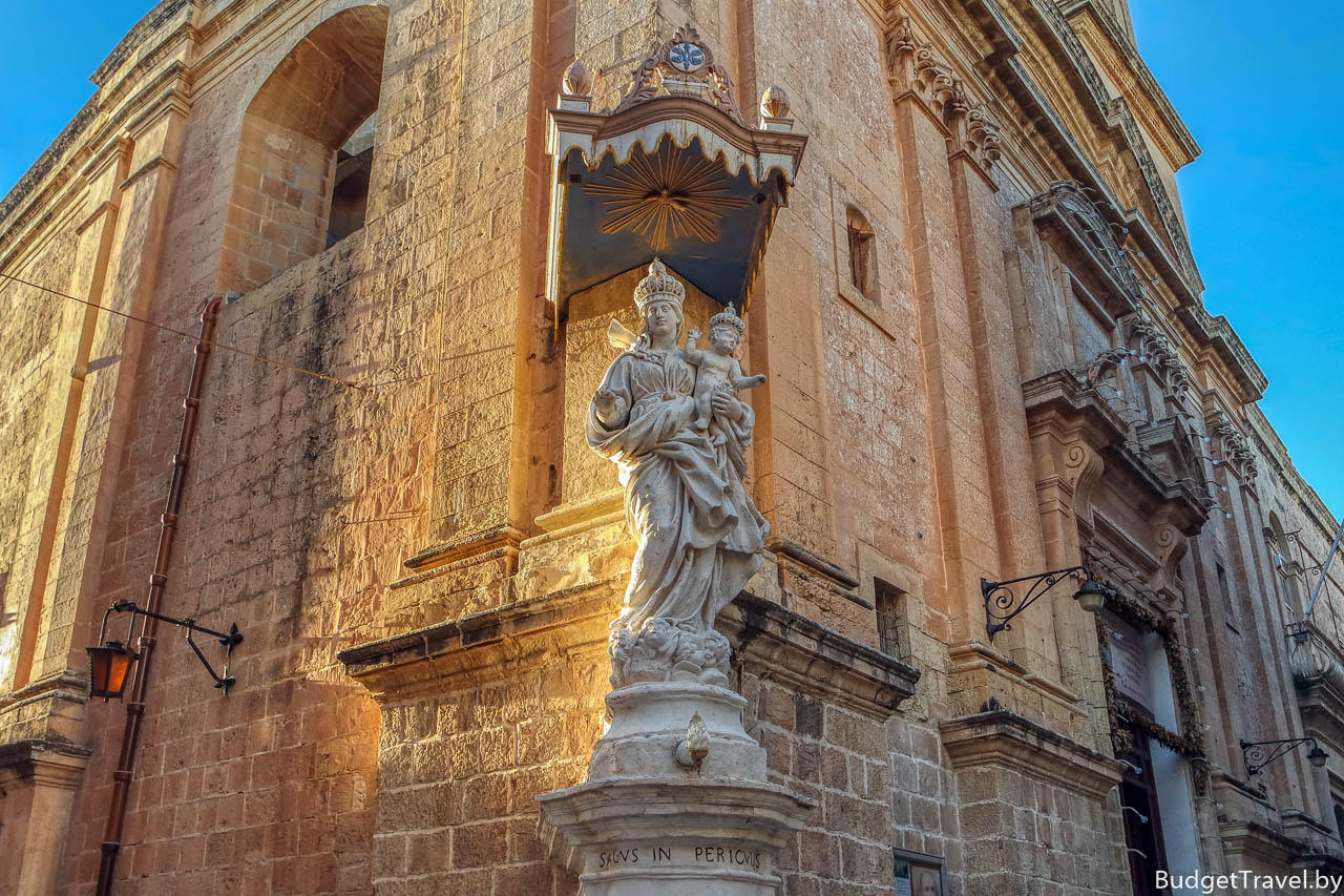 Статуя святой на городских стенах Мдины