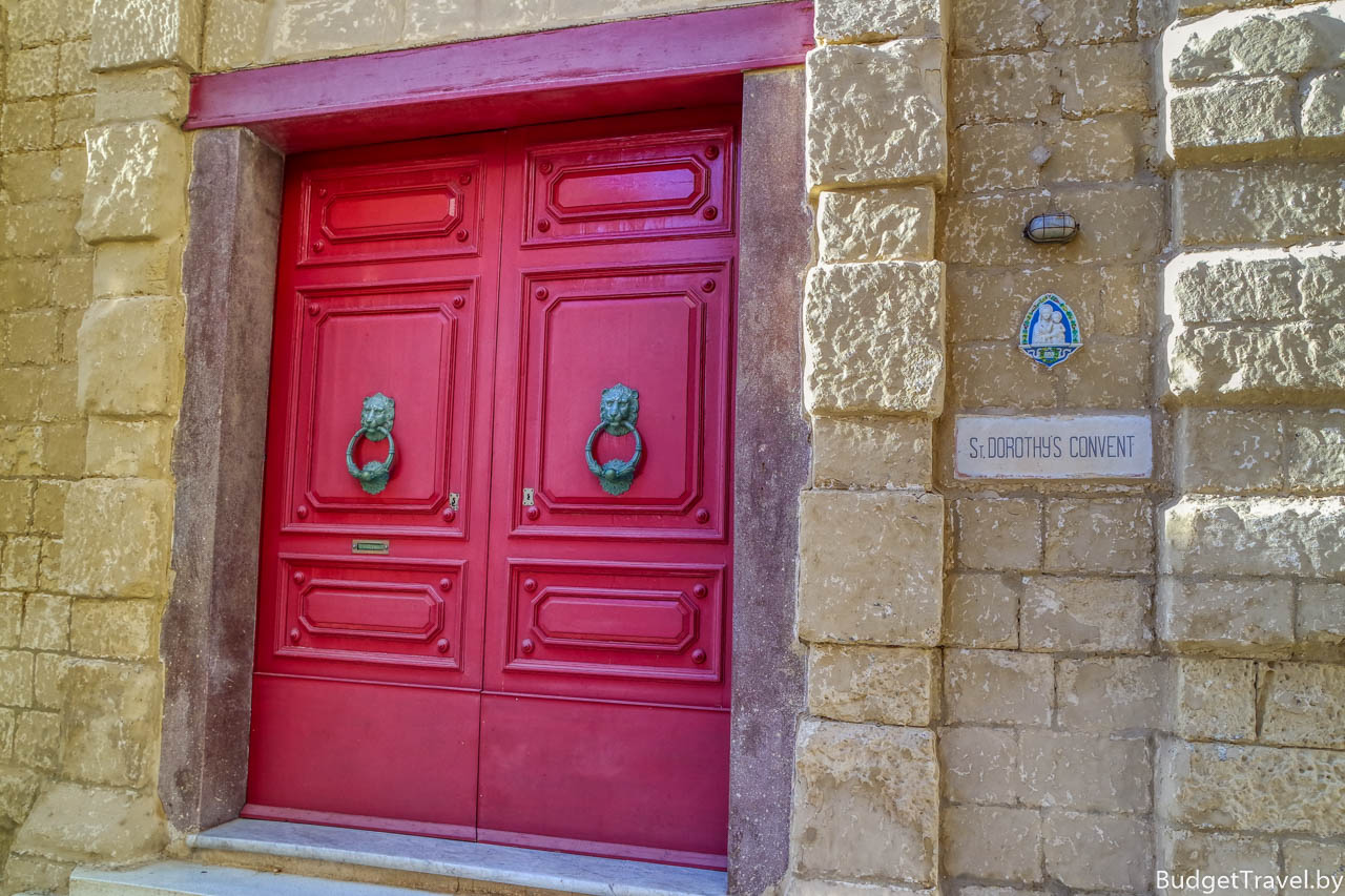 Цветные двери и вход в жилой дом, Мдина