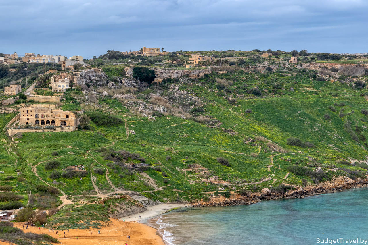 Вид на берег с пещерой Калипсо