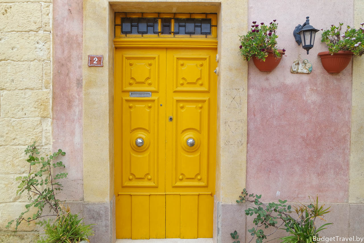 Ярко-жёлтая дверь в жилой дом на Мальте