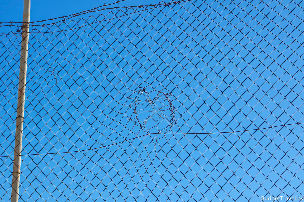 Забор с колючей прволкой на острове Маноэль