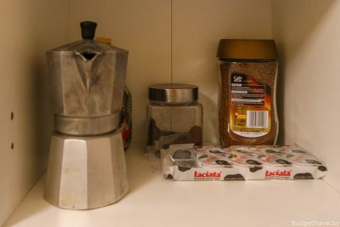 Кофе на полке в кухне
