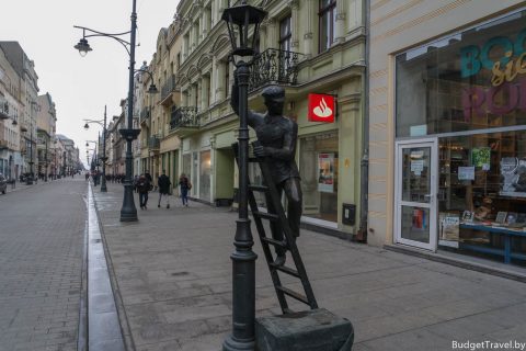 Памятник фонарщицу на улице Piotrkowska
