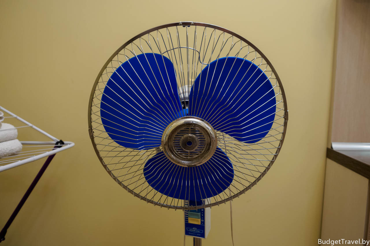 Синий вентилятор в квартире