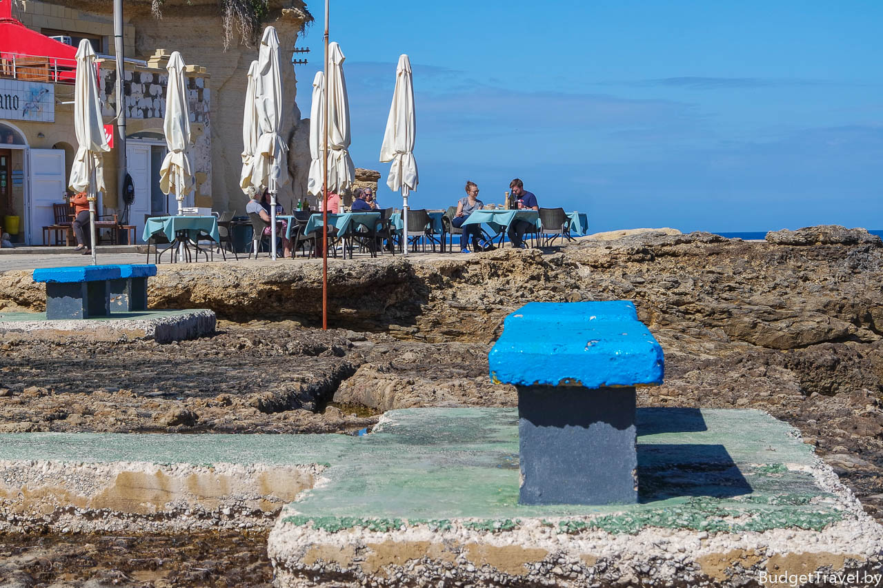 Скамейки на каменной набережной Марсалфорн