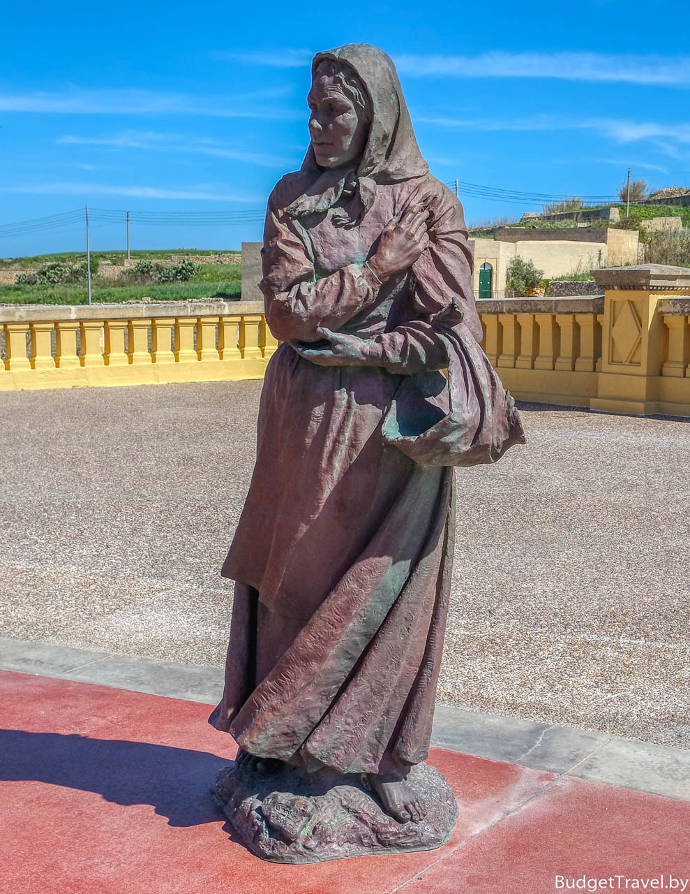 Статуя верующей возле базилики Ta-Pinu