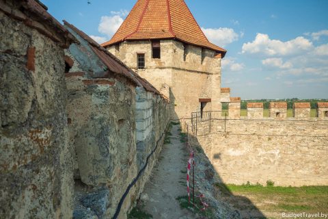 Дорожка вдоль стен крепости без ограждений