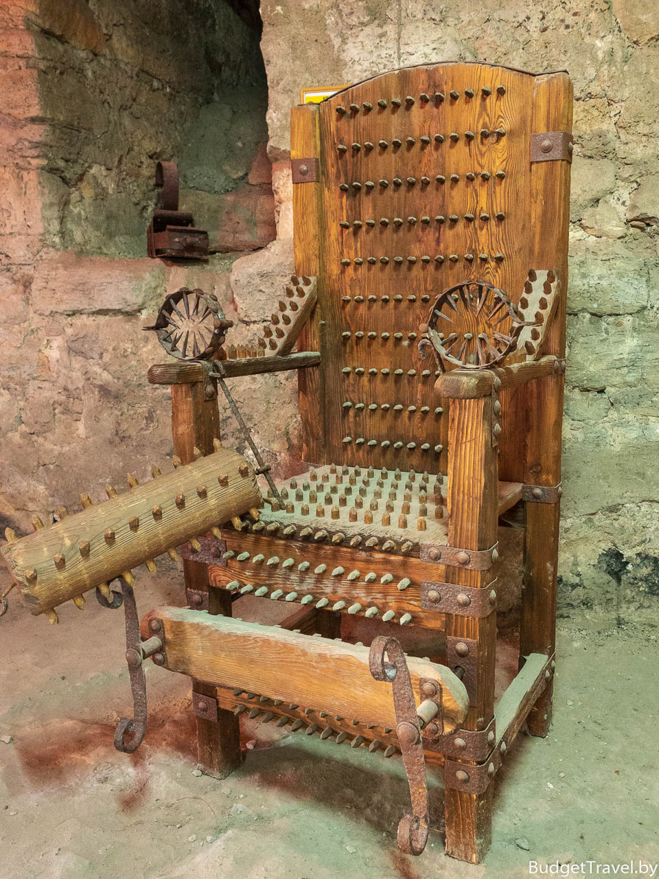 Аппарат для пыток. Музей пыток Бендерская крепость. Электрический аппарат для пыток. Пыточное кресло.